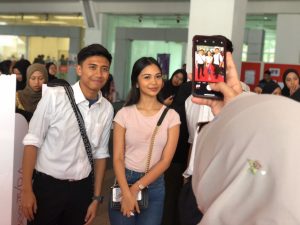 Campus Roadshow - BeauTyra with fans