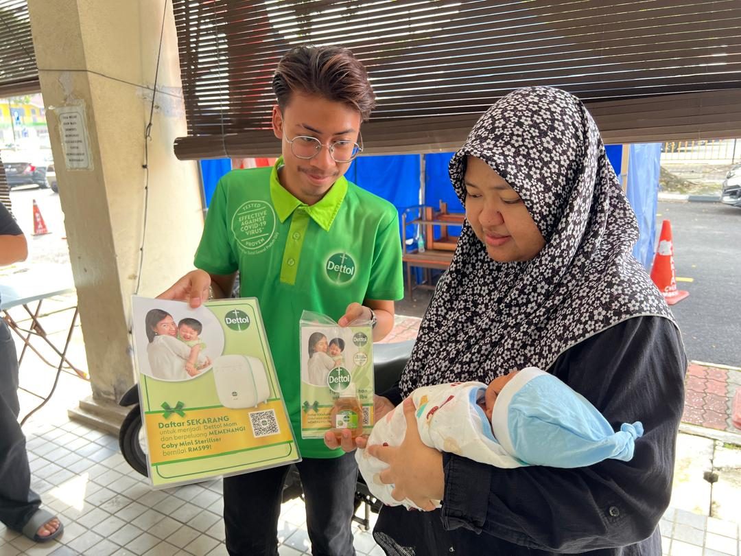 An Avante programme facilitator meets a mother and newborn during a Nurture Circle outreach session